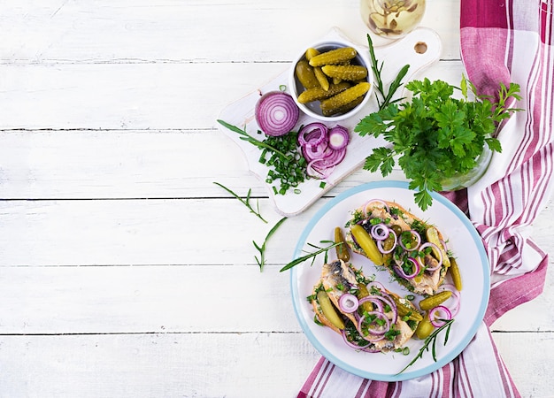 Farfurie cu mâncare colorată pe masă